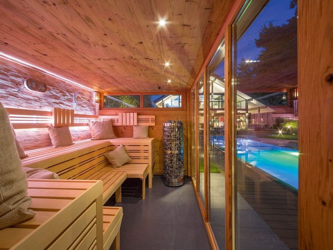Lichtdurchflutete Sauna mit Holz, Glas und modernem Ambiente