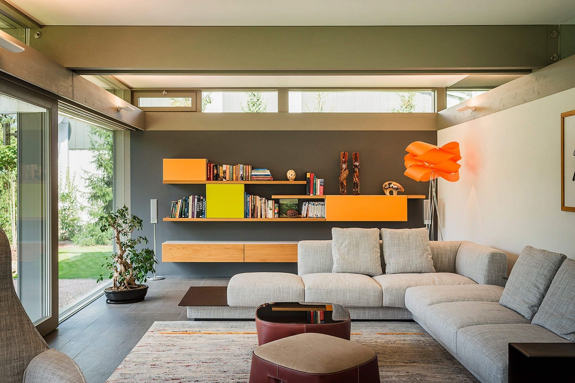 Moderne Wohnzimmereinrichtung mit eleganten Details Helles Wohnzimmer mit minimalistischem Sofa und bunten Regalen