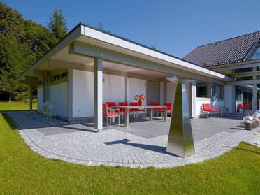 Moderne Fachwerkarchitektur von HUF HAUS Exklusives Architektenhaus mit großzügigen Glasflächen und eleganter Ausstattung