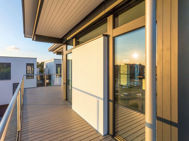 Ansicht der Terrasse eines zeitgenössischen Hauses mit großen Fenstern