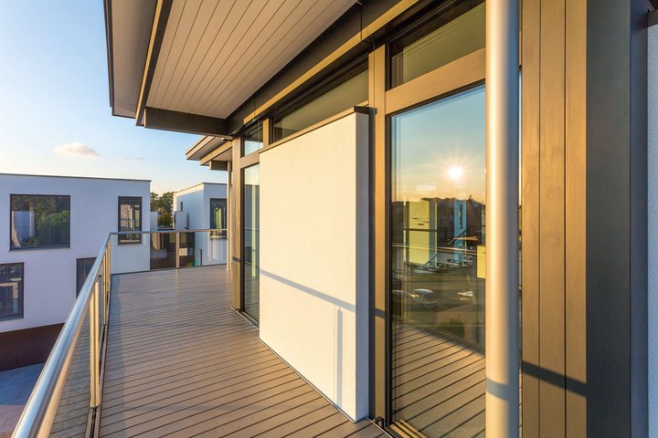 Ansicht der Terrasse eines zeitgenössischen Hauses mit großen Fenstern