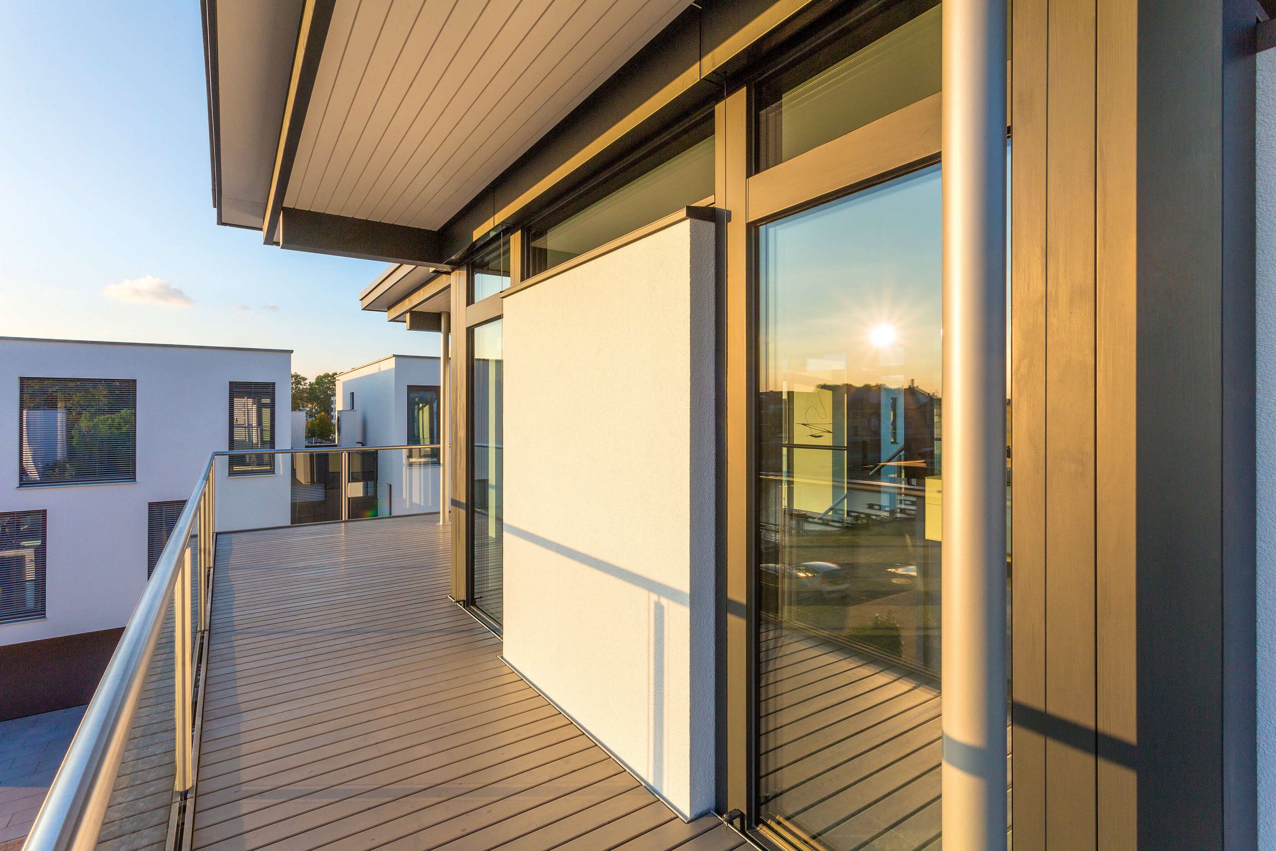 Ansicht der Terrasse eines zeitgenössischen Hauses mit großen Fenstern