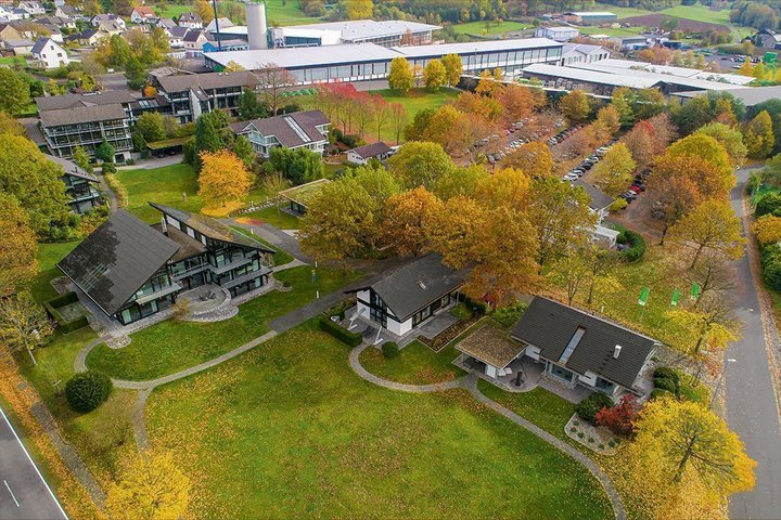 Luftaufnahme von modernen Häusern und buntem Herbstlaub