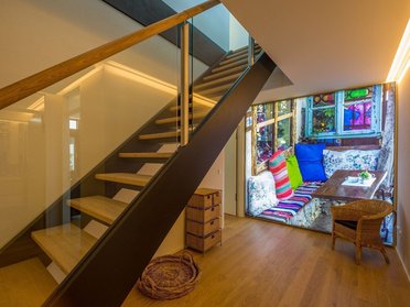 Innenansicht eines Architektenhauses mit Treppe und lebendiger Wandgestaltung