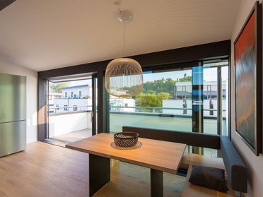 Innenansicht eines modernen Büros mit Essbereich und Fenster