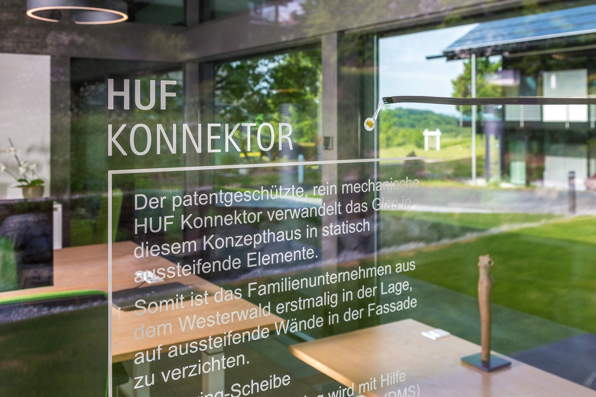 Detailansicht des HUF Konnektors in einem modernen Gebäude
