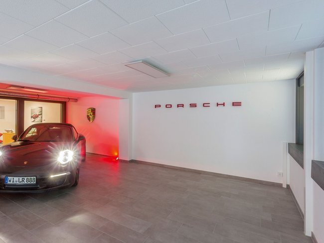 Geräumige Garage eines Bungalows mit Porsche und stilvollem Design