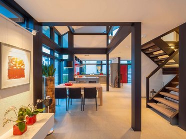 HUF Haus modum 810 Musterhaus Wuppertal 16 Helles Interieur mit zeitgemäßer Einrichtung und Pflanzen