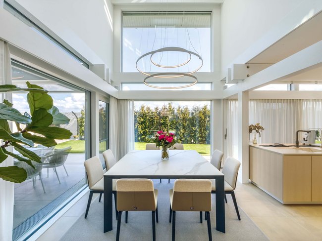 HUF Haus Esszimmer mit Tisch, Stühlen und modernen Leuchten