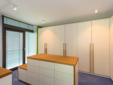 Schöner moderner Innenraum mit hellen Farben und Holzdetails
