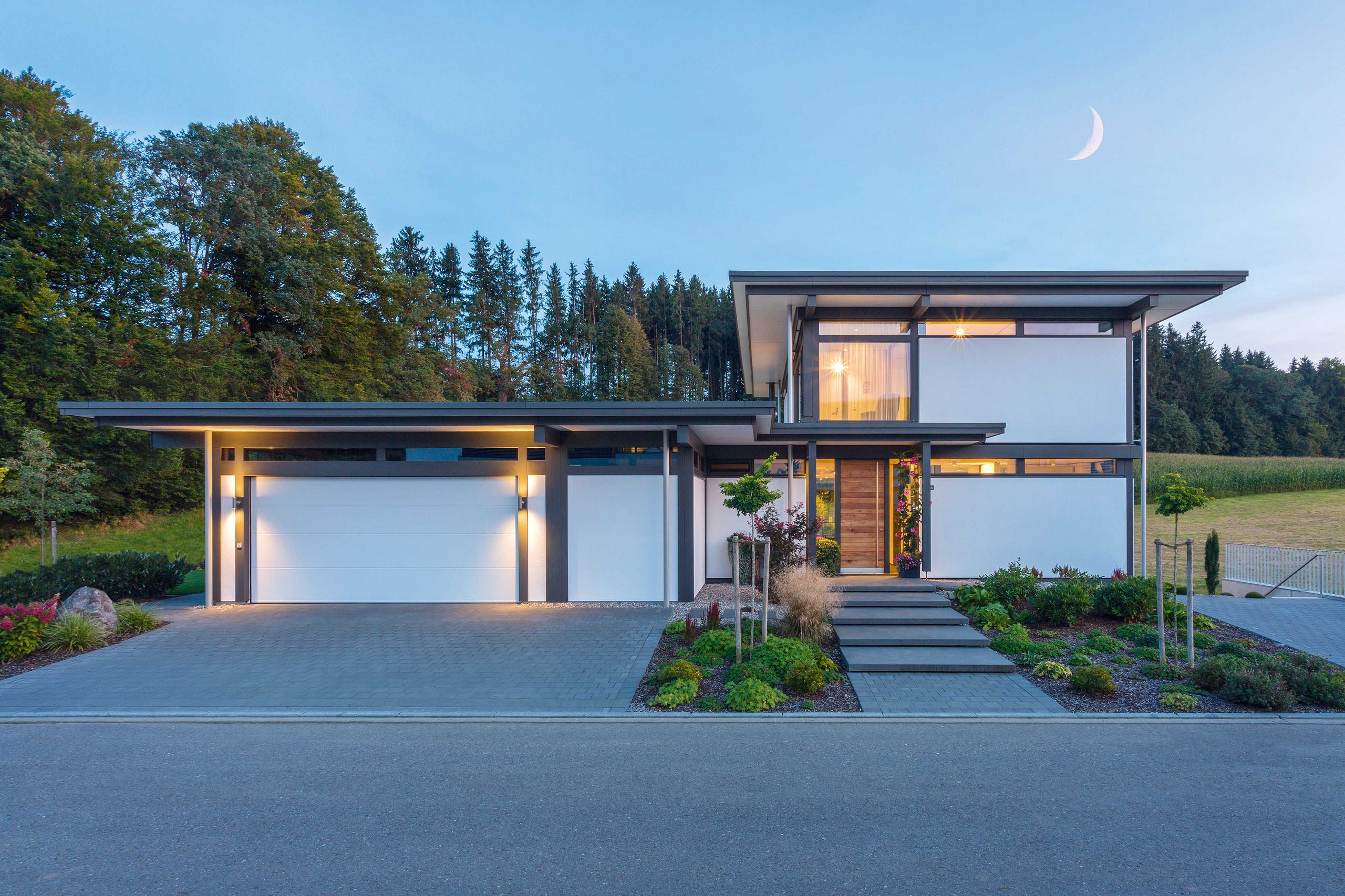 Moderne Architektur in ländlicher Umgebung Ein modernes Haus mit klaren Linien und eindrucksvollem Design.