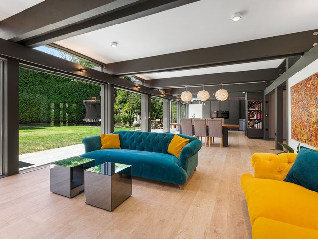 Geräumiges Wohnzimmer mit modernen Möbeln und Zugang zum Garten