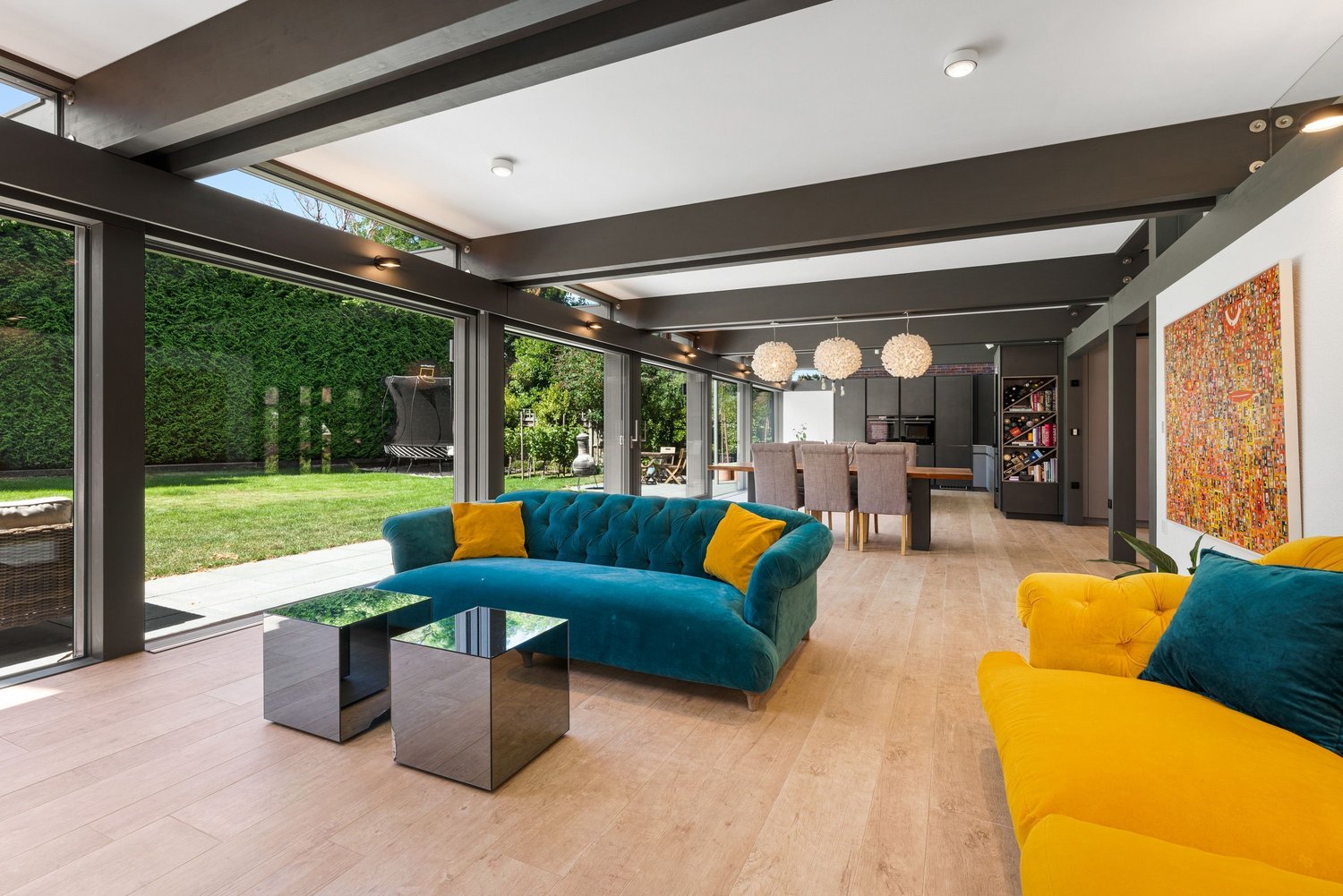 Geräumiges Wohnzimmer mit modernen Möbeln und Zugang zum Garten