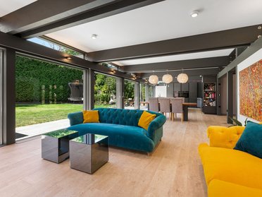 Geräumiges Wohnzimmer mit modernen Möbeln und Zugang zum Garten