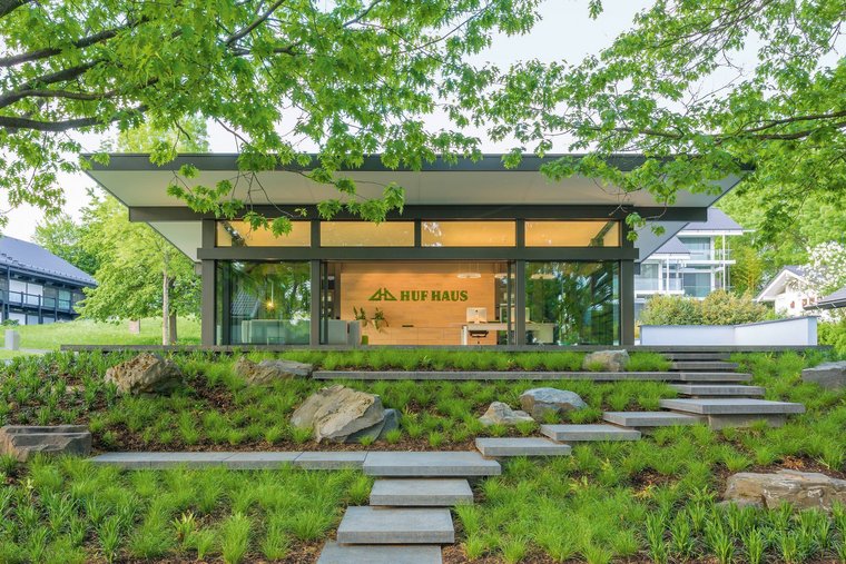 Ein HUF Haus mit eleganten Fenstern und naturnaher Umgebung