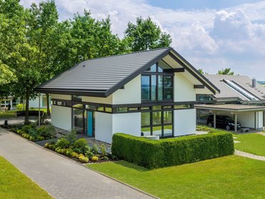 Überblick über ein modernes, stilvolles Einfamilienhaus mit gepflegtem Garten