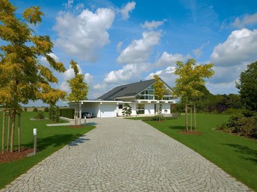 Fachwerkhaus HUF HAUS ART 4 in der Natur Moderne Architektur mit eingefügtem Parkplatz und Landschaftsgestaltung