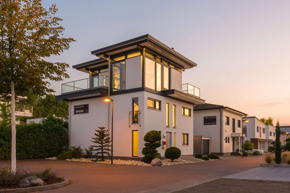 Futuristisches Wohngebäude mit klaren Linien und großem Balkon