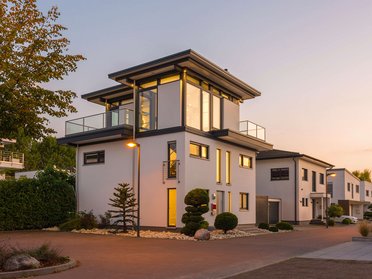 Futuristisches Wohngebäude mit klaren Linien und großem Balkon