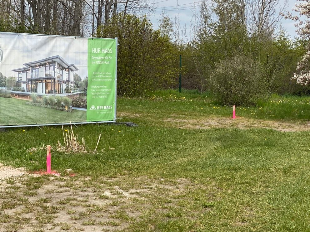 Anzeige für ein modernes Haus mit Baustellenelementen und bunten Markierungen
