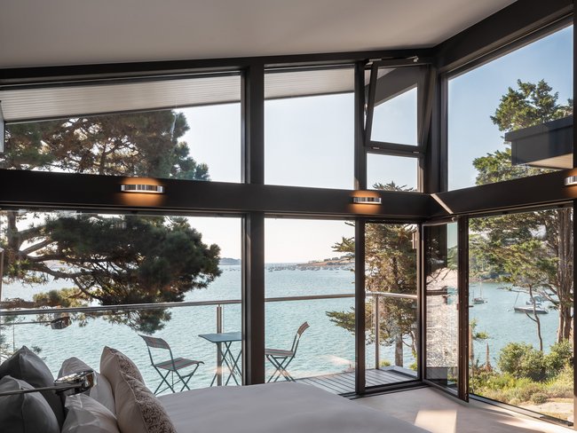 Spektakuläres Fachwerkhaus mit Meerblick Moderne Innenansicht eines Fachwerkhauses mit Blick auf das Meer