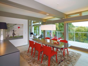 Modernes Wohnen im HUF Bungalow mit Glasflächen Elegantes Wohnambiente im HUF Bungalow mit Essbereich und Ausblick