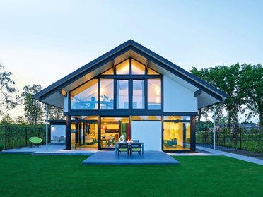 HUF house modum 810 8 Elegantes Architektenhaus umgeben von Rasen und Bäumen