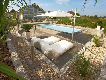 Fachwerkhaus HUF HAUS ART 4 mit Pool Moderne Architektur mit Garten und Poolbereich