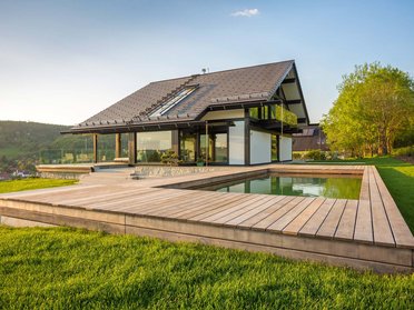 Architektenhaus inmitten grüner Landschaft mit modernem Design