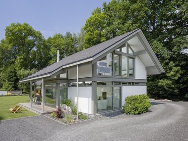 Modernes Familienhaus mit großem Garten und stilvollen Elementen
