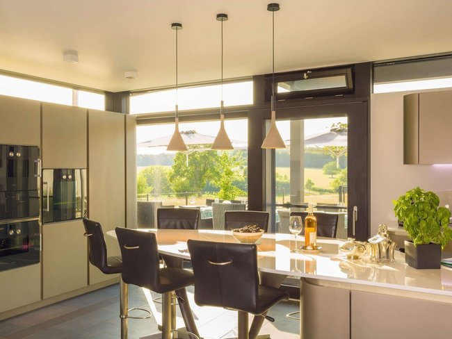 Moderne Architektur in einer eleganten Küche Helle moderne Küche mit Blick auf die Landschaft und zeitgemäßer Einrichtung