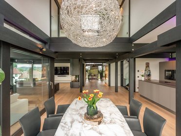 Innenansicht eines HUF Hauses mit lichtdurchflutetem Raum und modernem Design