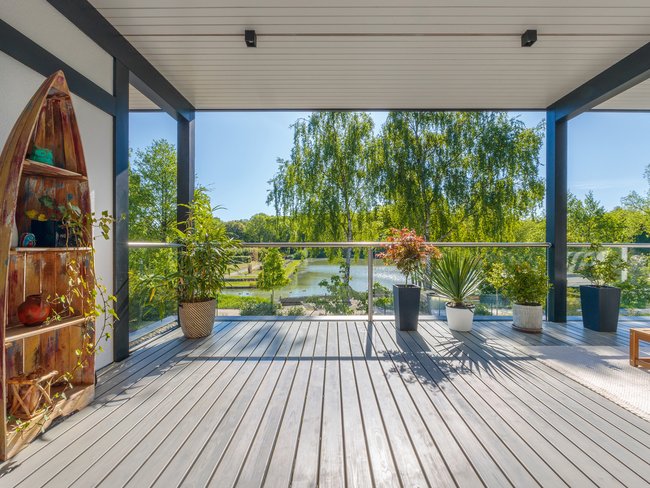 Modernes Flachdach Designhaus mit Außenbereich Helle Terrasse mit Blick auf die Natur und moderne Architektur