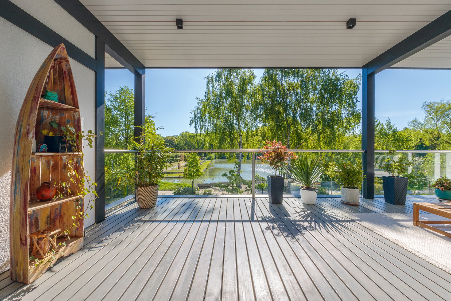 Modernes Flachdach Designhaus mit Außenbereich Helle Terrasse mit Blick auf die Natur und moderne Architektur