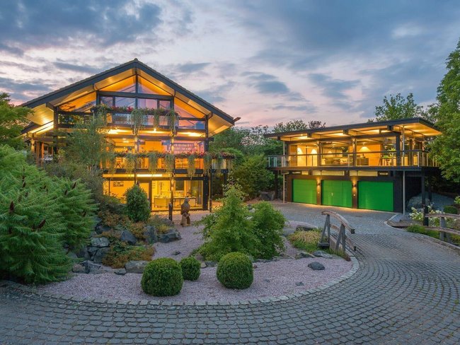 Haus mit großer Garage und Bürogebäude bei Sonnenuntergang
