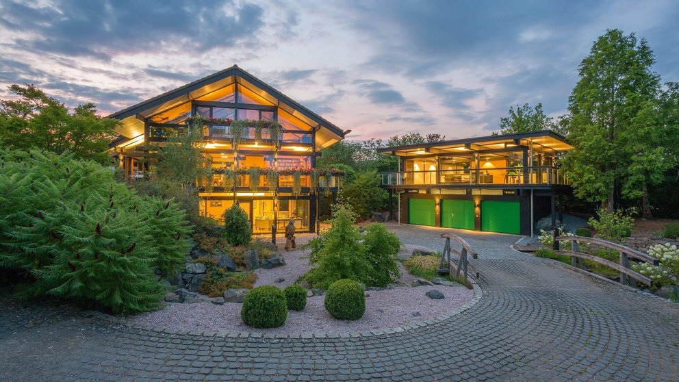 Haus mit großer Garage und Bürogebäude bei Sonnenuntergang