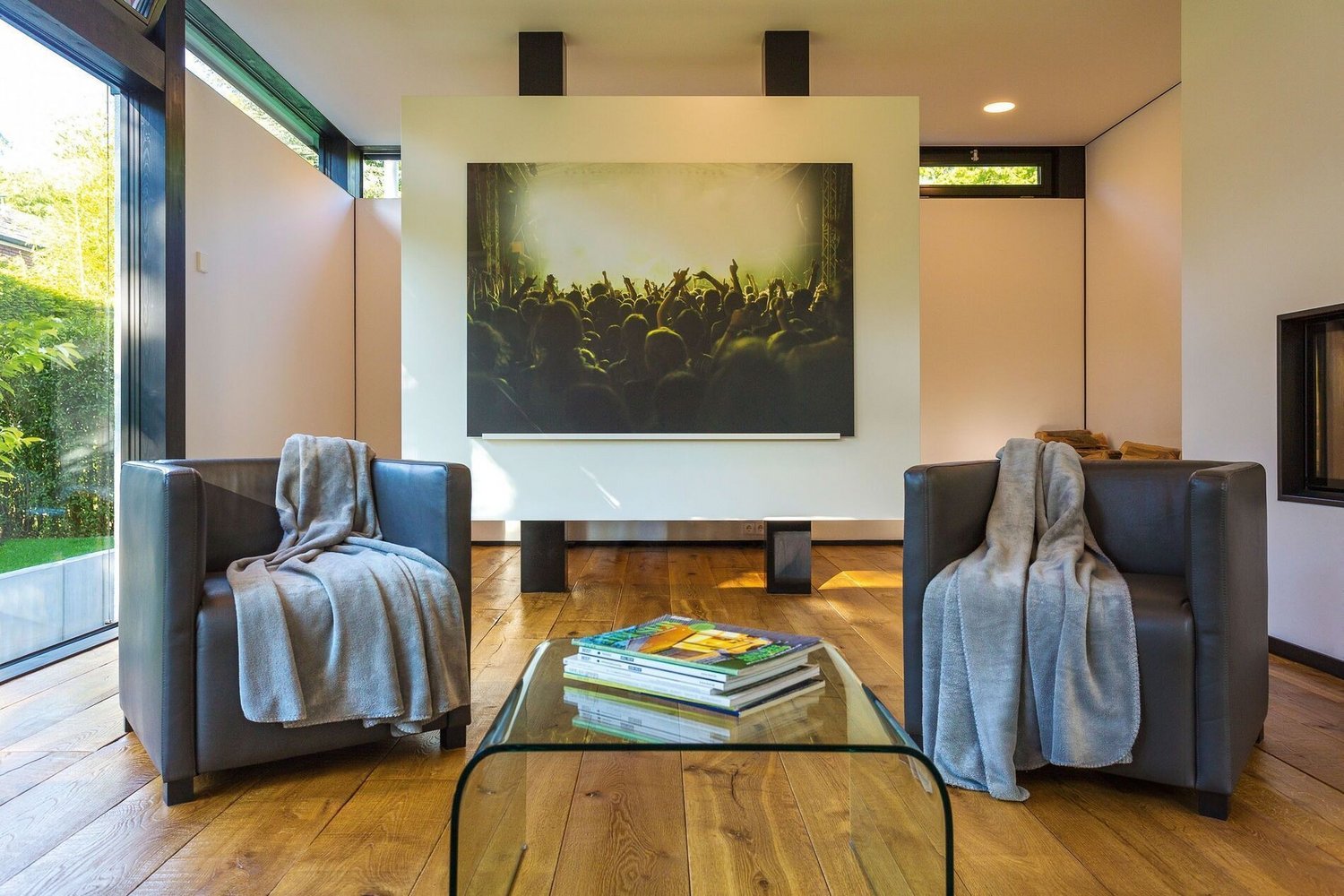 Moderne Einrichtung mit zwei Sessel und einem großen Kunstwerk
