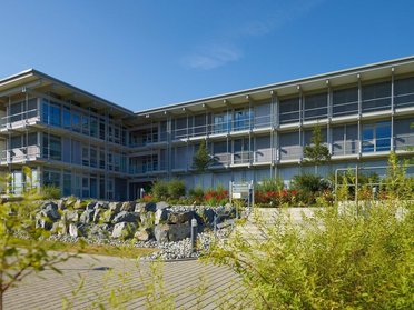 Ansicht des Bürogebäudes HUF mit moderner Fassade und Umgebung