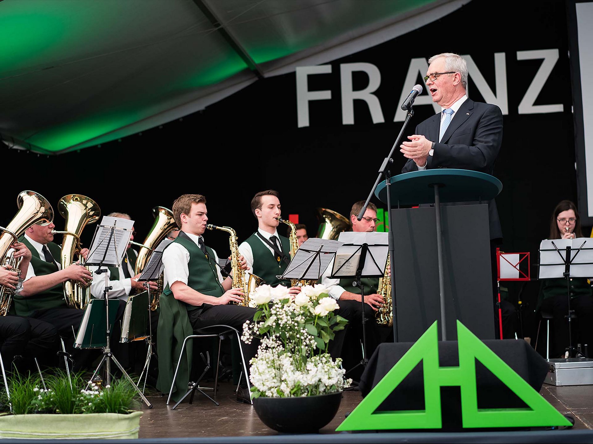 Jubiläumskalender 110 Jahre HUF HAUS Festakt Feierliche Zeremonie mit Blasmusikern und Redner auf Bühne