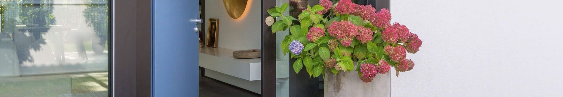 Eingangsbereich eines modernen Hauses mit Blumen und Accessoires