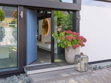 Eingangsbereich eines modernen Hauses mit Blumen und Accessoires