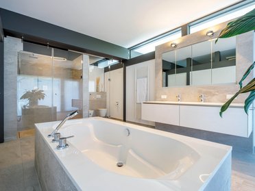 Helles Badezimmer im HUF HAUS mit Flachdach und moderner Ausstattung
