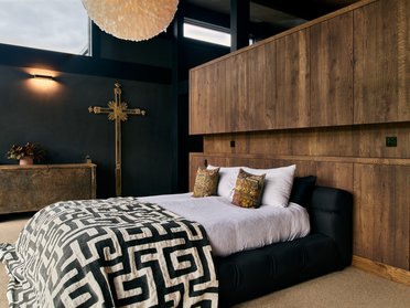 Luxuriöses Schlafzimmer mit Holzdesign und modernem Flair