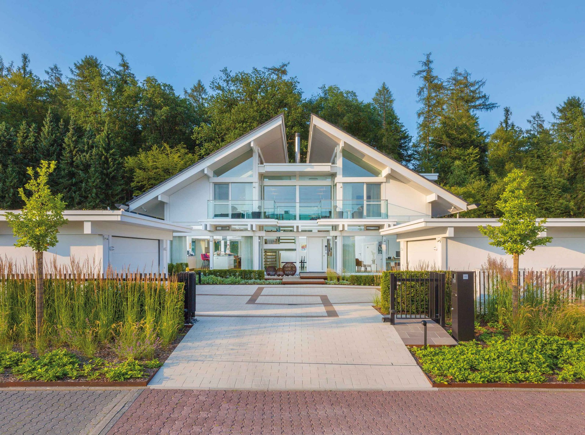 Modernes HUF HAUS in ländlicher Umgebung mit Gärten