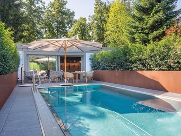 Modernes HUF Haus mit Pool und Garagenanlage HUF Haus mit Anbau, Schwimmbad und gepflegtem Garten