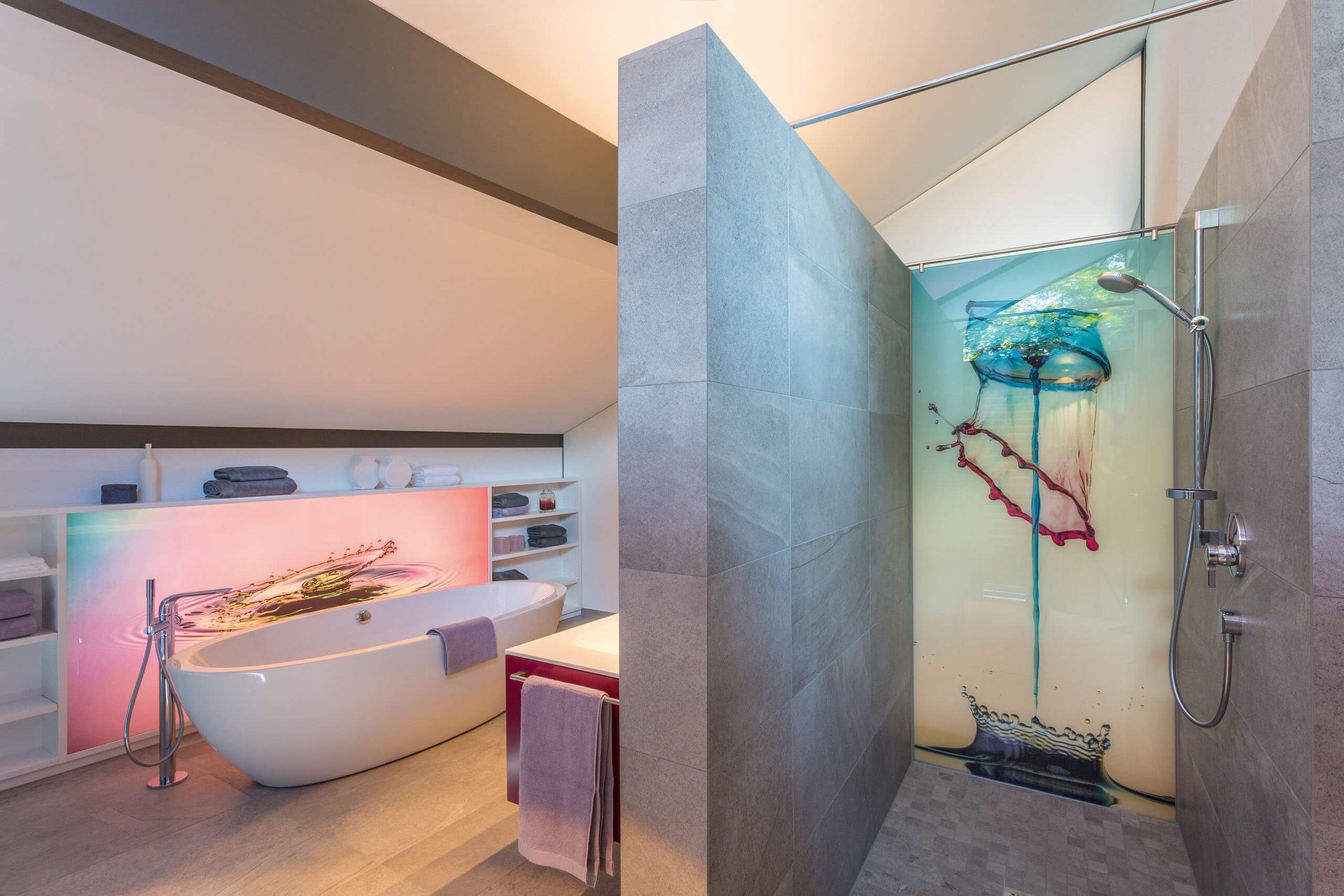 HUF show home London Brooklands 58 Elegantes Badezimmer mit moderner Dusche und freistehender Badewanne