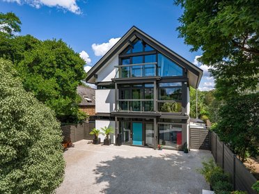 Gemütliches Familienhaus mit moderner Architektur und Garten