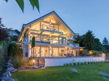 Modernes Designhaus mit großflächigen Fenstern und Garten