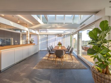 Stilvolles Esszimmer mit viel Licht und eleganter Einrichtung
