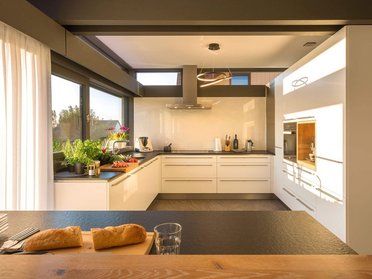 Modernes Fachwerkhaus mit offenem Wohnkonzept HUF Haus mit viel Tageslicht und gesundem Design in der Küche